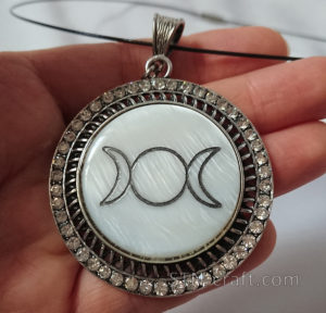 Тройная Луна на перламутре