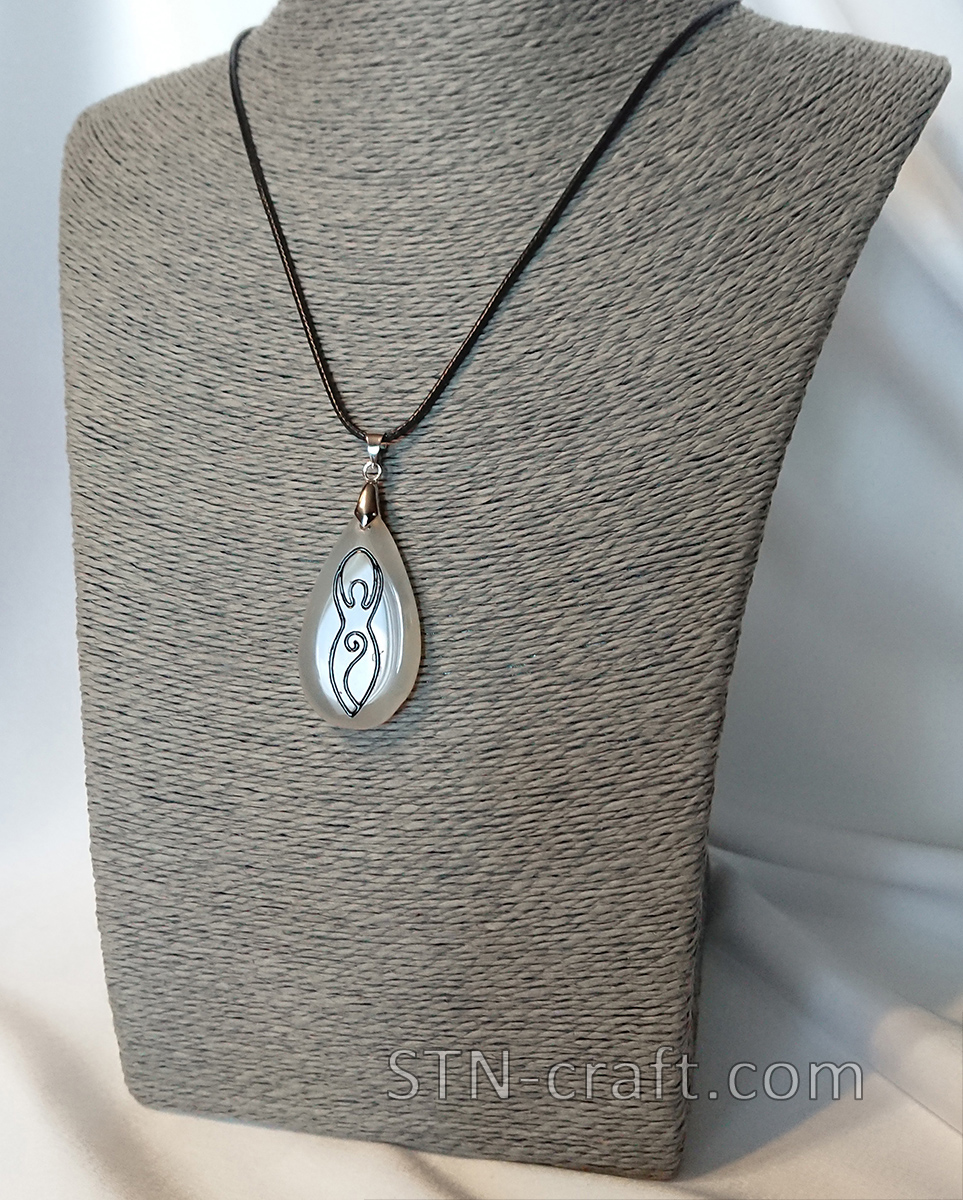 Богиня-мать на халцедоне