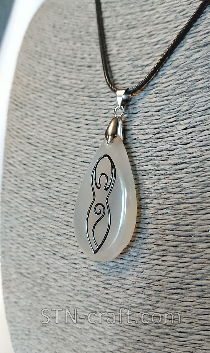 Богиня-мать на халцедоне