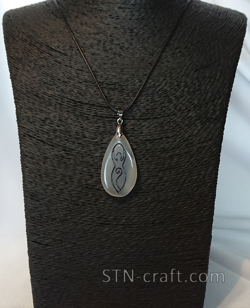 Богиня-мать на халцедоне