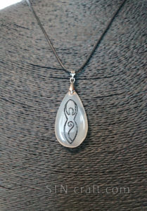 Богиня-мать на халцедоне