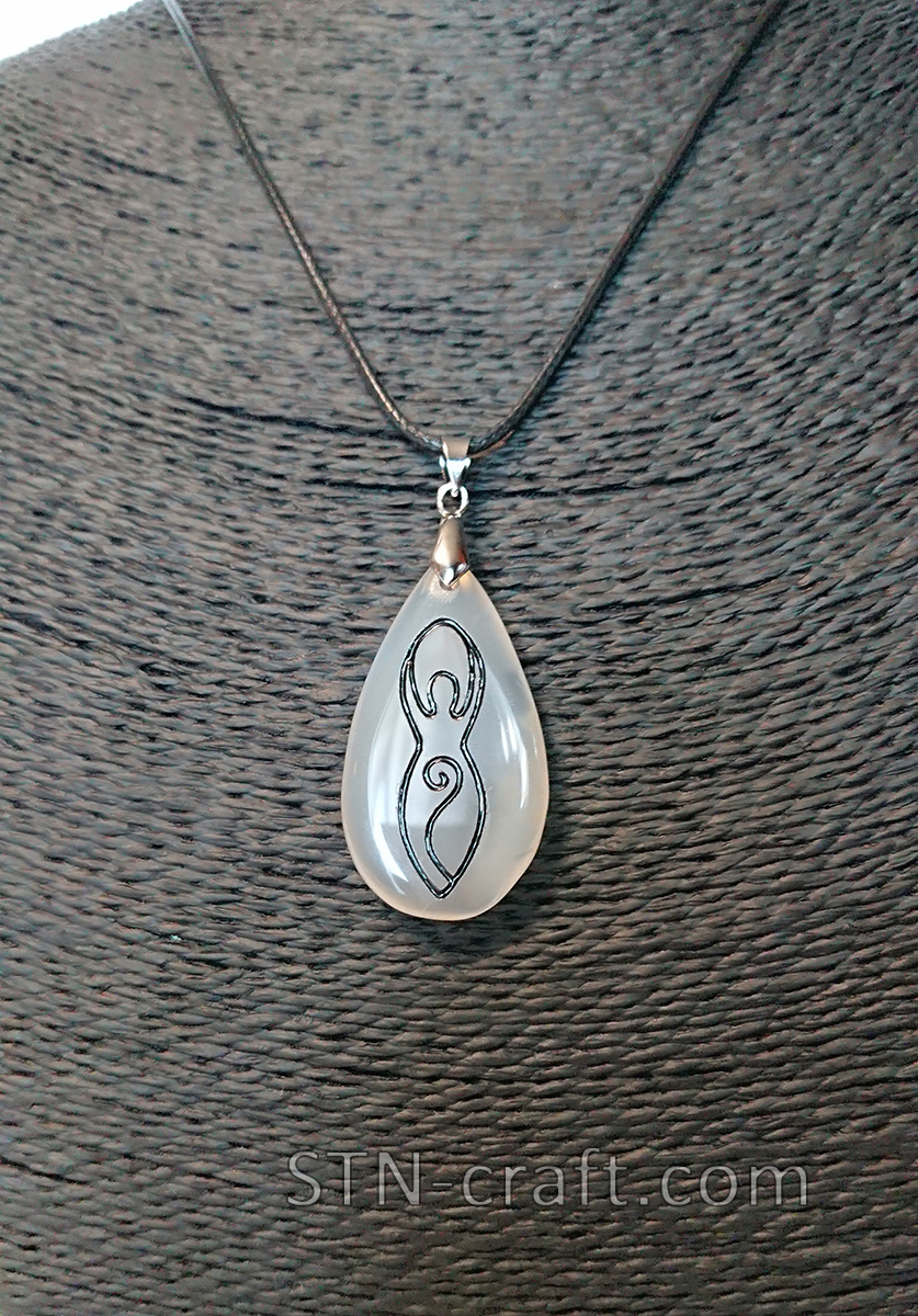 Богиня-мать на халцедоне