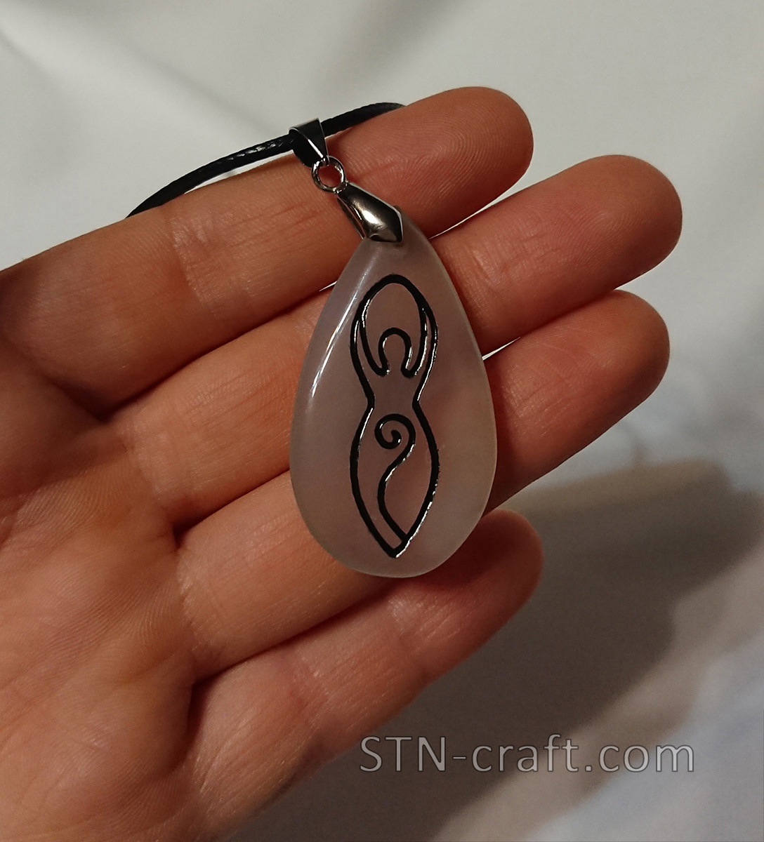 Богиня-мать на халцедоне