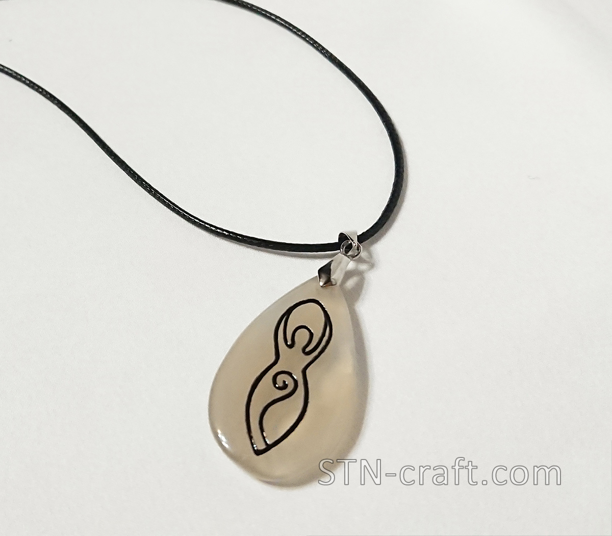 Богиня-мать на халцедоне