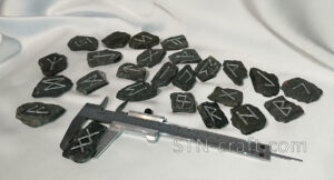 Руны базальт крупные