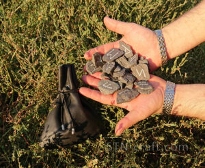 Руны базальт крупные