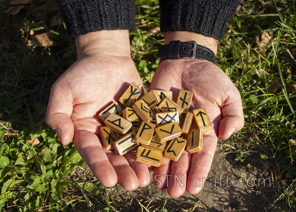 Руны подвески дерево